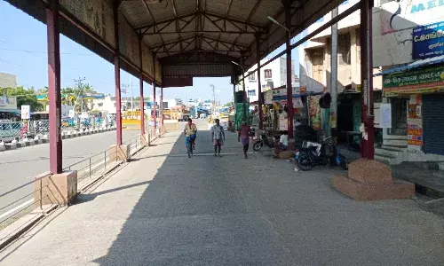 காக்கா குருவியைக்கூட காணோம்... வெறிச்சோடிய பள்ளிப்பாளையம்!
