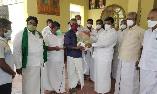 மயிலாடுதுறையில்  முடி திருத்தும் தொழிலாளர்களுக்கு  எம்எல்ஏ  நிவேதா முருகன் நிவாரண உதவி