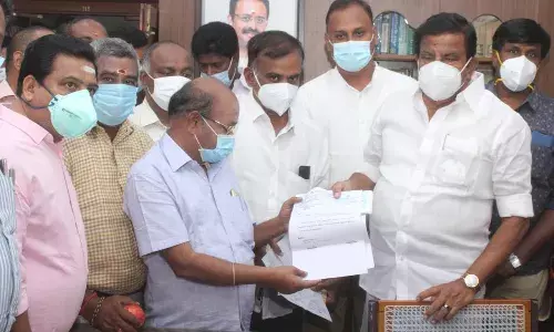 தமிழக பேரூராட்சி செயல் அலுவலர் சங்கம், முதல்வர் நிவாரண நிதிக்கு ரூ 10,92,000 அமைச்சர் கே.என்.நேருவிடம் வழங்கல்