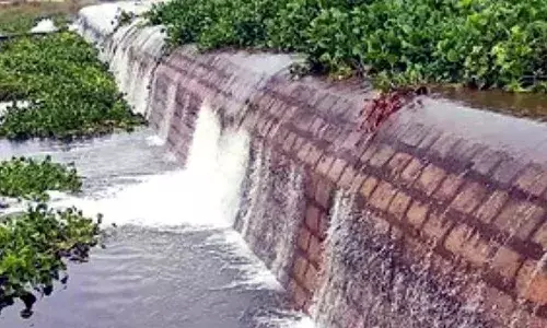 தடுப்பணையில் வழிந்தோடும் காவிரிநீர்: விவசாயிகள் ஆனந்த கண்ணீர்!