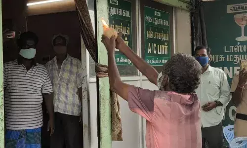 சூடம் ஏற்றி தேங்காய் உடைத்து திருஷ்டி கழிப்பு... மதுக்கடை முன்பு குடி மகன்கள் ரவுசு!