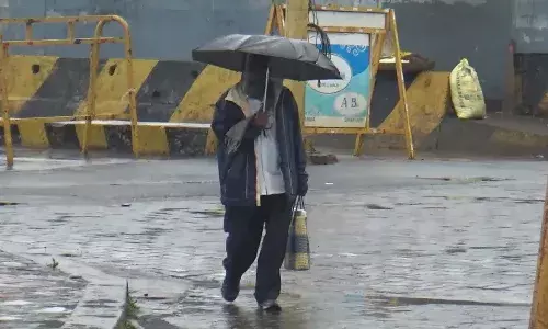 உதகையில் பெய்து வரும் மழையால் கடுங்குளிர் - இயல்பு வாழ்க்கை பாதிப்பு