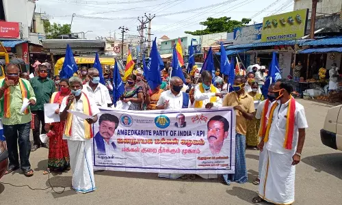 போராட்டத்தில் சமூக இடைவெளி மிஸ்ஸிங்...  பொதுமக்கள் கவலை!