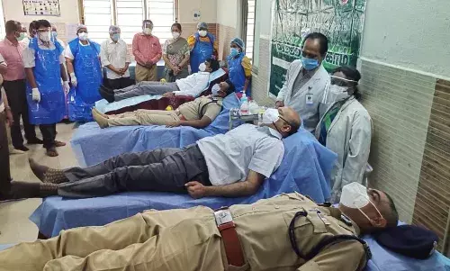 உலக ரத்த கொடையாளர்கள் தினம்:  கோவை ஆட்சியர் உள்ளிட்டவர்கள் ரத்ததானம்
