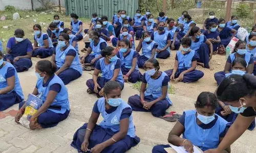 புதுக்கோட்டை அரசு மருத்துவமனையில் ஒப்பந்த தொழிலாளர்கள், திடீர் போராட்டம் பரபரப்பு