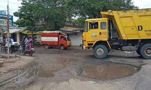 விக்கிரவாண்டி பனையபுரத்தில் சாலையில் உள்ள பள்ளம் சரிசெய்யபடுமா?
