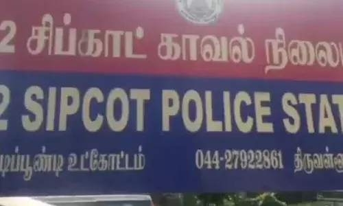 கும்மிடிப்பூண்டி: வீட்டின் அருகே  மது பாட்டில்கள் பதுக்கல்: கூலித் தொழிலாளி கைது!