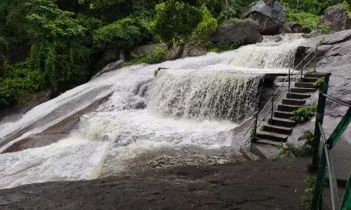 தென்மேற்கு பருவமழை தீவிரம்:  கோவை குற்றாலத்தில் வெள்ளப்பெருக்கு