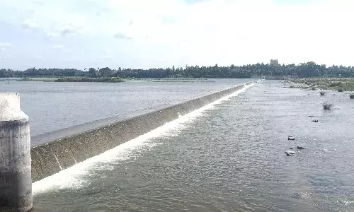 திருச்சி முக்கொம்பு வந்தடைந்த காவிரி நீர் - மலர் தூவி வரவேற்ற விவசாயிகள்