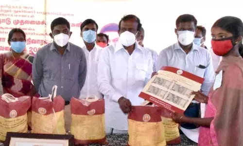 ரேஷனில் 14 வகை மளிகைப்பொருள் வழங்கல்: ஈரோட்டில் அமைச்சர் முத்துசாமி தொடங்கி வைத்தார்