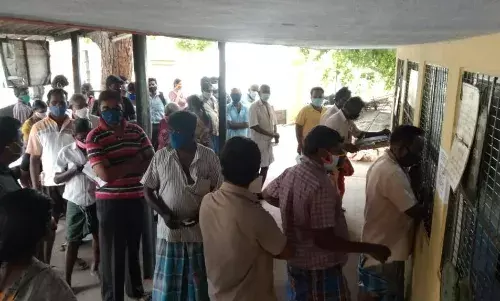பவானி: மின்கட்டணம் செலுத்தும் அவசரத்தில் சமூக இடைவெளியை மறந்த மக்கள்!