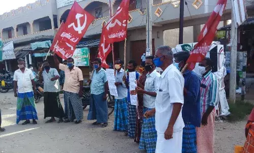 பள்ளிபாளையம்: கோரிக்கைகளை வலியுறுத்தி எல்டியுசி கம்யூனிஸ்ட் கட்சி ஆர்ப்பாட்டம்