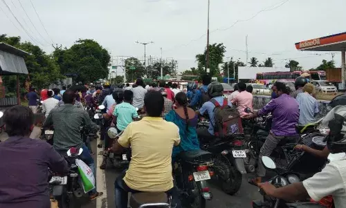 பார்டரை தாண்டி வரக்கூடாது... ஈரோடு எல்லையில் தவிக்கும் பள்ளிபாளையம் மக்கள்!