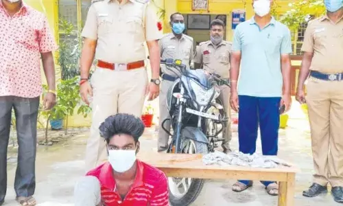 விஷாரம் அருகே பைக்கில் கஞ்சா கடத்திய ரவுடி கைது விஷாரம் அருகே பைக்கில் கஞ்சா கடத்திய ரவுடி கைது