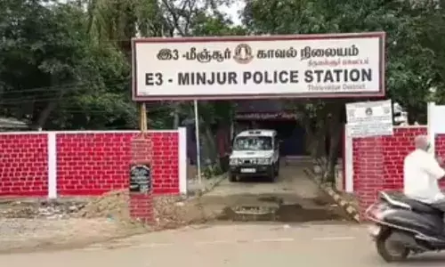 மீஞ்சூர்: சைக்கிளில் மோதியதை தட்டிக்கேட்ட வாலிபருக்கு அரிவாள் வெட்டு; பெற்றோர் மீதும் தாக்குதல்