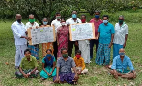 மா விவசாயிகளுக்கு ஏக்கருக்கு ரூ.40 ஆயிரம் இழப்பீடு கேட்டு தட்டி ஏந்தி போராட்டம்