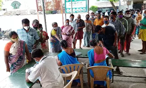 பள்ளிபாளையத்தில் தடுப்பூசி பற்றாக்குறை  : மருத்துவ ஊழியர்களிடம் பொதுமக்கள் வாக்குவாதம்