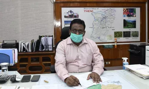 தேனி புதிய கலெக்டராக  க.வீ.முரளிதரன் பொறுப்பேற்றுக் கொண்டார்