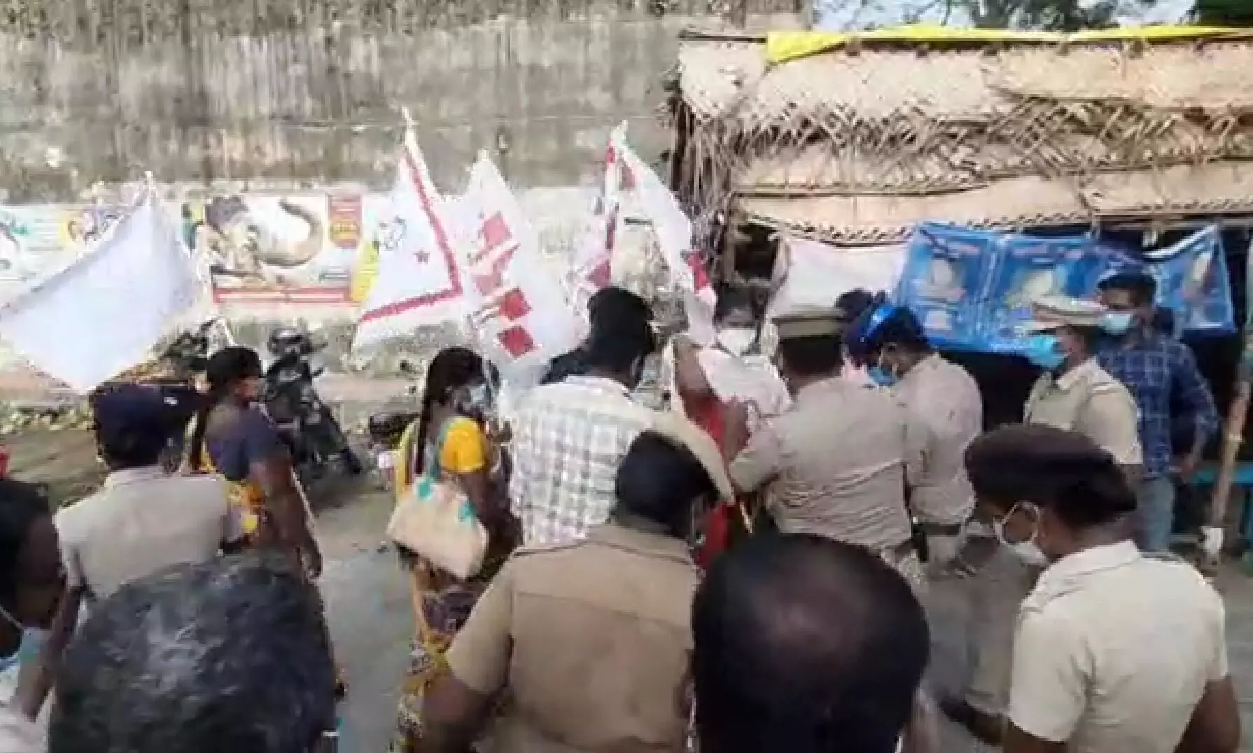 சிவசங்கர் பாபாவை கண்டித்து நீதிமன்றம் அருகே மாணவர் அமைப்பினர் ஆர்பாட்டம் சிவசங்கர் பாபாவை கண்டித்து நீதிமன்றம் அருகே மாணவர் அமைப்பினர் ஆர்பாட்டம்