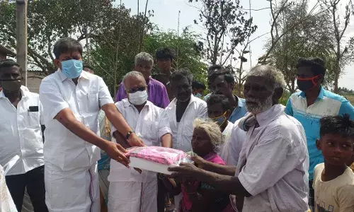 பெரம்பலூர் அருகே தீயில் வீட்டை இழந்தவருக்கு நிவாரணம் வழங்கிய அதிமுக பெரம்பலூர் அருகே தீயில் வீட்டை இழந்தவருக்கு நிவாரணம் வழங்கிய அதிமுக