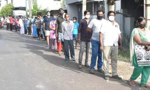 ஈரோட்டில் மீண்டும் தொடங்கியது தடுப்பூசி பணி: இரவிலேயே காத்திருந்து மக்கள் ஆர்வம்