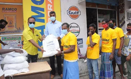 வாணியம்பாடியில் ஊரடங்கால் வாழ்வாதாரம் இன்றி தவித்த குடும்பங்களுக்கு நிவாரண பொருட்கள்