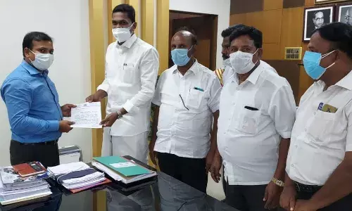 வாணியம்பாடியில் பாலத்தில் மின்விளக்கு அமைக்க கலெக்டரிடம் கோரிக்கை மனு வாணியம்பாடியில் பாலத்தில் மின்விளக்கு அமைக்க கலெக்டரிடம் கோரிக்கை மனு