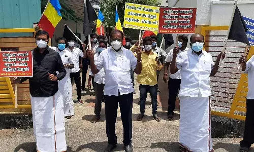 மதுக்கடைகள் திறந்ததற்கு எதிர்ப்பு தெரிவித்து  பாமக ஆர்ப்பாட்டம்