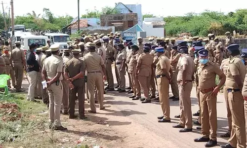 நெல்லையில் முன்விரோதம் காரணமாக இரு பிரிவினரிடையே மோதல், போலீஸ் எஸ்.பி பேச்சுவார்த்தை