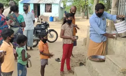 அக்னிசிறகுகள் அறக்கட்டளை சார்பில் பொதுமக்களுக்கு கபசுரக் குடிநீர் வழங்கப்பட்டது