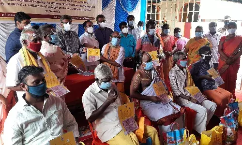 அர்ச்சகர்களுக்கு ₹ 4 ஆயிரத்துடன் நிவாரணப்பொருட்கள்: சேலத்தில் வழங்கும் பணி துவக்கம்