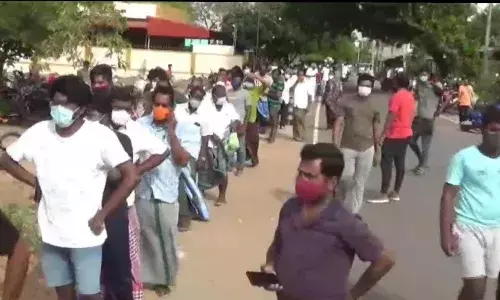 கரூரில் தடுப்பூசி மையத்தில் தள்ளு, முள்ளு வாக்கு வாதம், காற்றில் பறந்த சமூக இடைவெளி