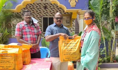 இராணிப்பேட்டை அருகே திருநங்கைகளுக்கு அரிசி, மளிகைப் பொருட்கள் வழங்கிய சமூக ஆர்வலர்