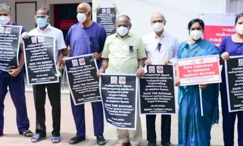 திருச்சியில் மருத்துவர்கள் போராட்டம்
