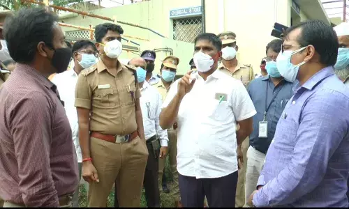 ஆம்பூர் அருகே விஷவாயு கசிந்த தொழிற்சாலையில்  அதிகாரிகள் ஆய்வு ஆம்பூர் அருகே விஷவாயு கசிந்த தொழிற்சாலையில்  அதிகாரிகள் ஆய்வு