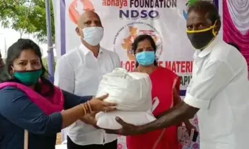 மொரப்பூரில் கிராமிய கலைஞர்கள், திருநங்கைகளுக்கு கொரோனா நிவாரணம்