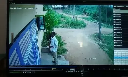 வாணியம்பாடியில் ஆளில்லா வீட்டில் பொருட்களை கொள்ளையடிக்கும் மர்ம நபர் வாணியம்பாடியில் ஆளில்லா வீட்டில் பொருட்களை கொள்ளையடிக்கும் மர்ம நபர்