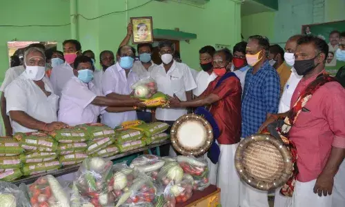 ஈரோடு: அதிமுக சார்பில் நாதஸ்வர, தவில் கலைஞர்களுக்கு நிவாரணம் வழங்கல்