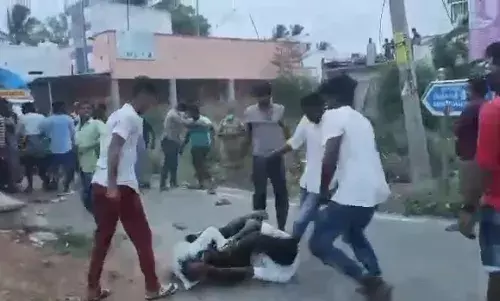 பேச்சுவார்த்தையின் போது சண்டை: இடுப்பு பெல்ட்டை கழட்டி விசிறிவிட்ட  போலீசார்..!