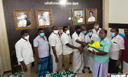 முடிதிருத்தும் தொழிலாளர்களுக்கு திமுக சார்பில் நிவாரண உதவி