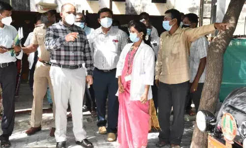 பவானி: தடுப்பூசி மையங்களில் கலெக்டர் திடீர் ஆய்வு