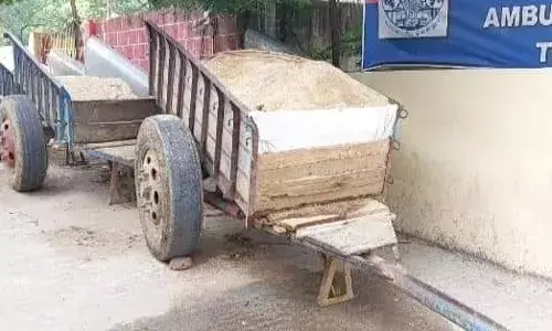 ஆம்பூர் அருகே மணல் கடத்தல் ஆம்பூர் அருகே மணல் கடத்தல்