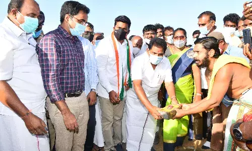 தாமிரபரணி ஆற்றின் குறுக்கே தடுப்பணை கட்டும் பணி : அமைச்சர் அனிதா ராதாகிருஷ்ணன் துவக்கி வைத்தார்