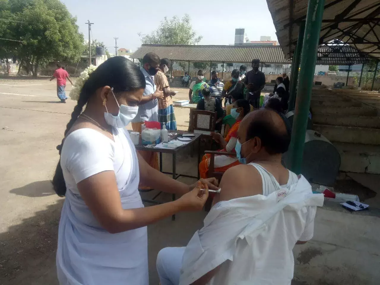பெரம்பலூரில் விவசாயிகள், காய்கறி வியாபாரிகளுக்கு  கொரோனா தடுப்பூசி சிறப்பு முகாம்