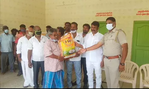 ஆற்காட்டில் வாழ்வாதாரம் இழந்தவர்களுக்கு அரிசி சிப்பம் :  அ.தி.மு.க பிரமுகர் வழங்கல் ஆற்காட்டில் வாழ்வாதாரம் இழந்தவர்களுக்கு அரிசி சிப்பம் :  அ.தி.மு.க பிரமுகர் வழங்கல்