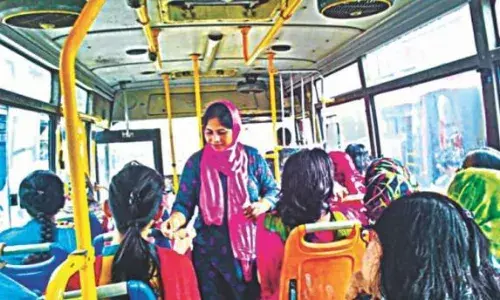 சென்னை, திருவள்ளூர், காஞ்சிபுரம், செங்கல்பட்டு மாவட்டங்களில் பொதுப் பேருந்து போக்குவரத்து அனுமதி