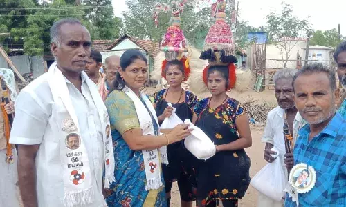 மதுரையில் கிராமிய கலைஞர்களுக்கு நிவாரண உதவி