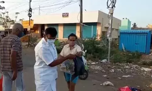 சாலையில் சிதறிக்கிடந்த குப்பைகளை உடனடியாக அகற்ற உத்தரவிட்ட அமைச்சர்