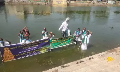 மேகதாதுவில் அணை கட்ட முயற்சி :  எடியூரப்பா உருவ பொம்மை  காவேரி ஆற்றுக்குள்  மூழ்கடித்து  விவசாயிகள் கண்டனம்