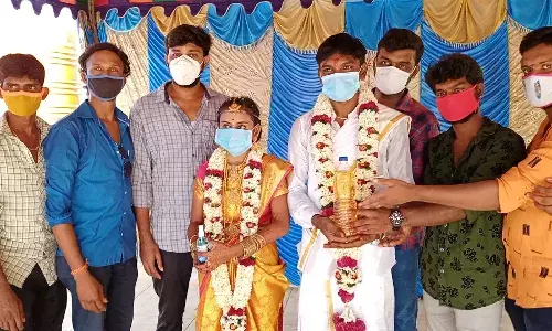 பெட்ரோல், சானிடைசர், மாஸ்க்: மணமக்களுக்கு கிடைத்த நூதன திருமணப்பரிசு